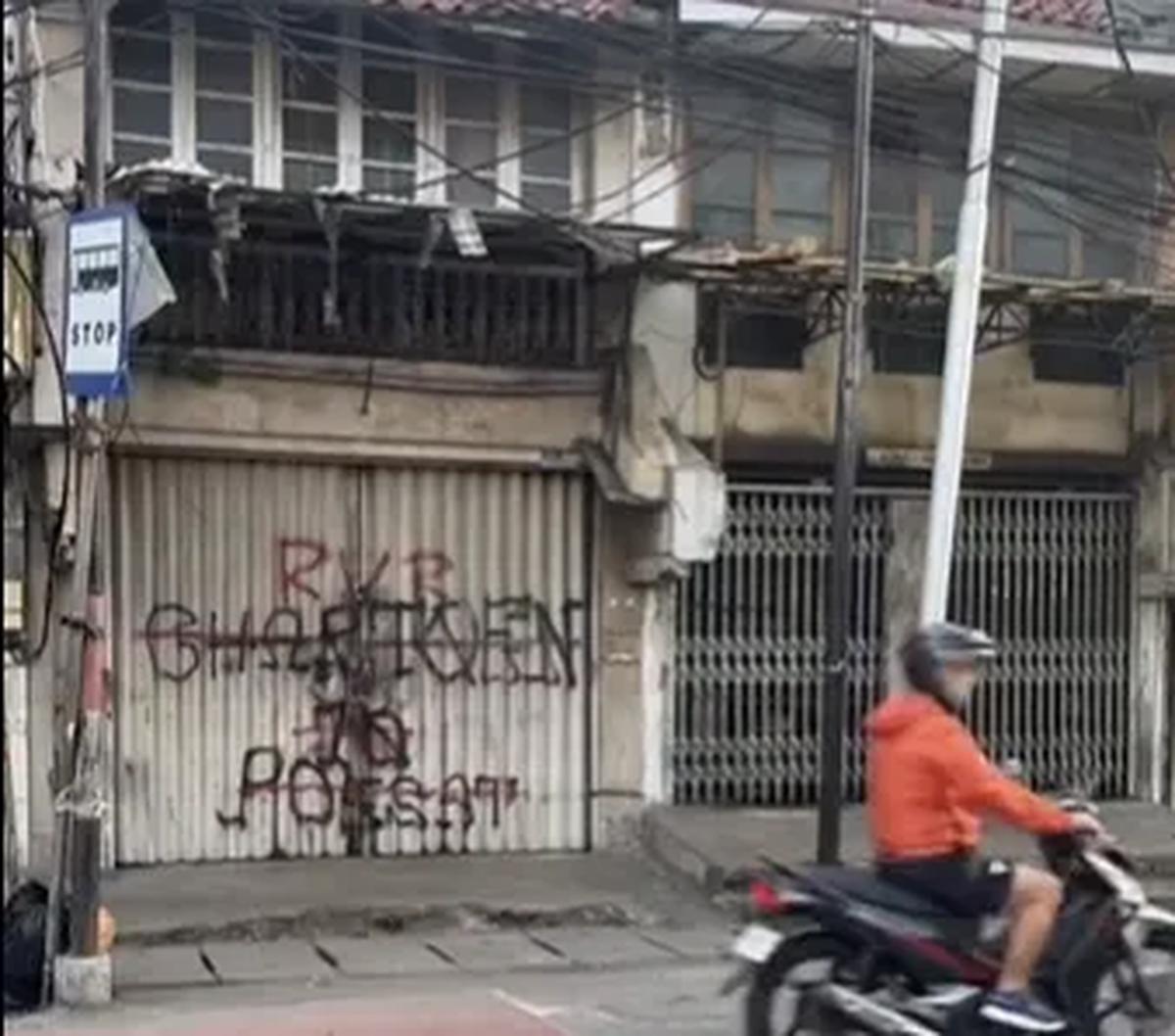 Jalan Ji Lak Keng atau 26 bangunan berlantai dua, begitulah terdengar akrab di telinga warga Kelurahan Roa Malaka, Kecamatan Tambora, Jakarta Barat.