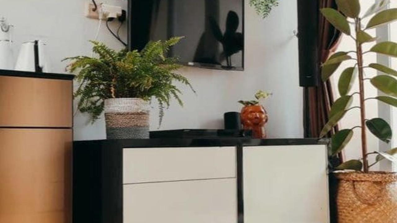 Desain Rumah 3 Lantai dengan Kombinasi Warna Coklat, Hitam dan Putih