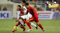 Pemain Timnas Indonesia, Andik Vermansah, berusaha melewati pemain Vietnam dalam laga leg kedua semifinal Piala AFF 2016 di Stadion My Dinh, Hanoi, Vietnam, Rabu (7/12/2016). (Bola.com/Peksi Cahyo)