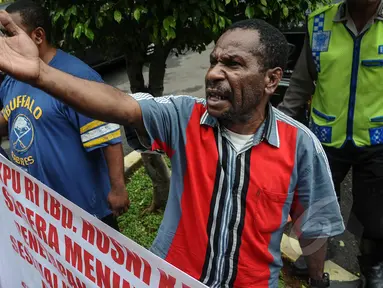Perwakilan calon anggota Dewan Perwakilan Rakyat Daerah (DPRD) Kabupaten Mimika hasil Pemilihan Umum Legislatif 2014 datangi KPU RI, Jakarta, Jumat (17/4/2015). (Liputan6.com/Faizal Fanani)
