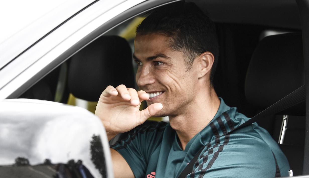 Striker Juventus, Cristiano Ronaldo, saat tiba di Pusat Latihan Juventus, Turin, Selasa (19/5/2020). Sejumlah pemain Juventus telah tiba di Turin untuk memulai latihan jelang bergulirnya kembali Serie A. (AP/Fabio Ferrari)