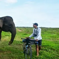 Dua pemuda ini bersepeda dari Jakarta ke Aceh untuk menggalang dana untuk menyelamatkan tempat tinggal gajah di Aceh. Yuk, bantu mereka… (Foto: KitaBisa.com)