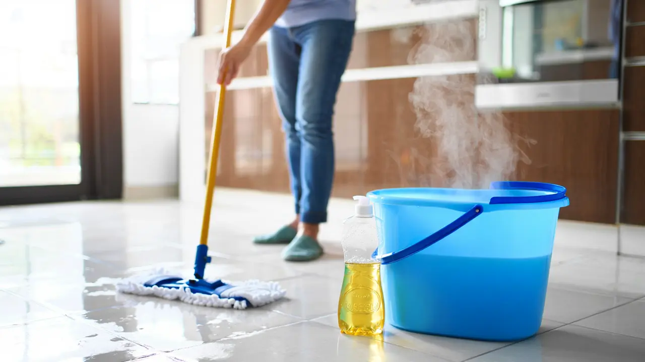 Cara Membersihkan Lantai Dapur Berminyak dan Menghitam (Foto: Reve Art AI)