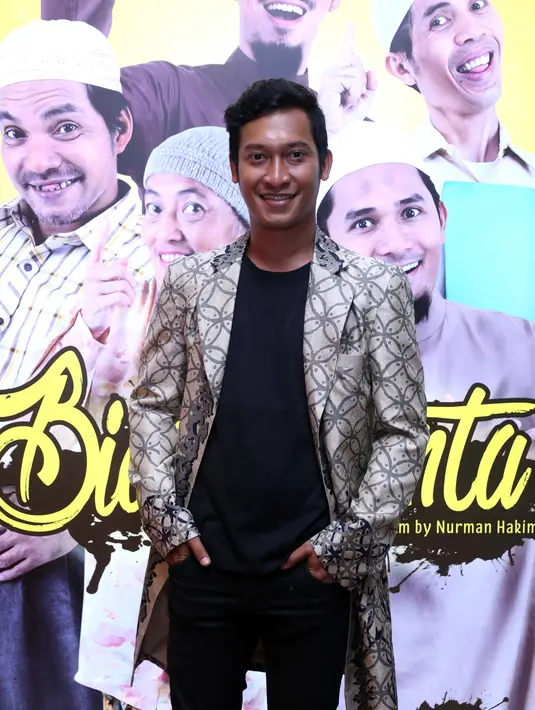 "Woles aja bray. Kalau ditonton lagi, tokoh Sandra bukan apa-apa. Cuma ada gambaran seperti itu. Semuanya tergantung penilaian netizen saja," ucap Ade Firman Hakim, di gedung XXI Metropole, Jakarta Pusat, Sabtu (11/3/2017). (Nurwahyunan/Bintang.com)