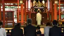 Pengunjung memberikan penghormatan di Kuil Ikuta di pusat Kobe (5/10/2019). Kuil, dengan sejarah lebih dari 1.800 tahun ini dikatakan sebagai salah satu kuil tertua di Jepang. (AFP Photo/Monteforte)