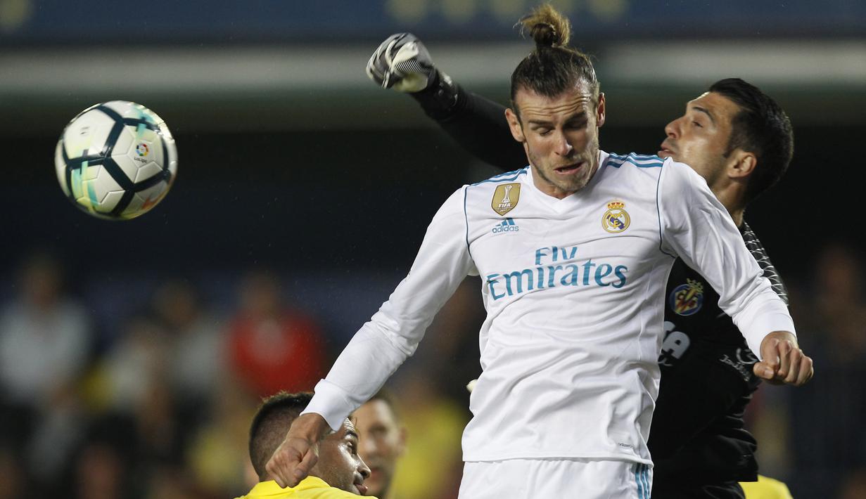 Kiper Villarreal, Andres Fernandez menghalau bola dari sundulan Gareth Bale pada laga terakhir La Liga di Ceramica stadium, Villarreal, (19/5/2018). Real Madrid bermain imbang 2-2. (AP/Alberto Saiz)