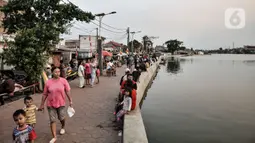 Suasana warga menikmati sore hari di Situ Rawa Besar, Lio, Depok, Jawa Barat, Kamis (20/8/2020). Di tengah meningkatnya kasus Covid-19 hingga menjadikan Depok kembali sebagi Zona Merah, warga masih banyak yang mengabaikan protokol kesehatan saat berada di ruang publik. (merdeka.com/Iqbal S. Nugroho)