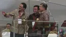 Wapres Jusuf Kalla (kanan)  berbincang dengan Dirut PT Bursa Efek Indonesia Tito Sulistio (kiri), Ketua Dewan Komisioner OJK Muliaman Hadad saat acara penutupan perdagangan saham 2015 di Bursa Efek Indonesia, Jakarta, (30/12). (Liputan6.com/Angga Yuniar)