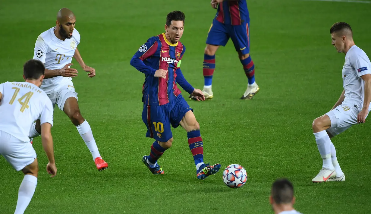 Penyerang Barcelona, Lionel Messi, berusaha melewati pemain Ferencvaros pada matchday 1 Grup G Liga Champions 2020/2021 di Camp Nou, Rabu (21/10/2020) dini hari WIB. Barcelona menang 5-1 atas Ferencvaros. (AFP/Lluis Gene)