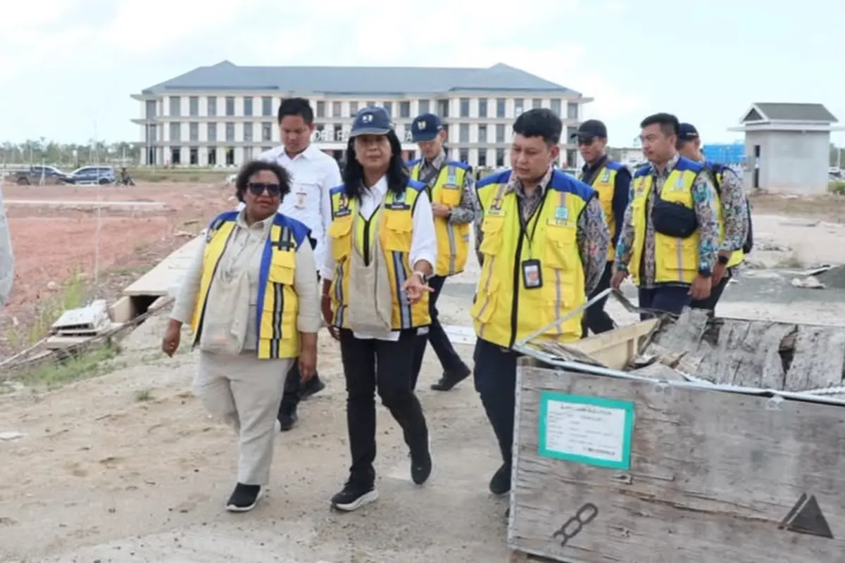 Wakil Menteri Dalam Negeri (Wamendagri) Ribka Haluk mendampingi Wakil Menteri Pekerjaan Umum (PU) Diana Kusumastuti meninjau sejumlah pembangunan infrastruktur strategis di Papua. (Dok. Istimewa)