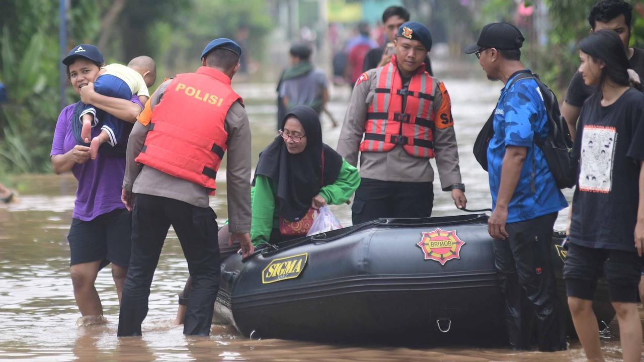 FOTO: Tanggul Jebol, 2.000 Warga Villa Pamulang Terdampak Banjir