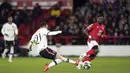 Gelandang Manchester United, Antony menembak bola saat bertanding melawan Nottingham Forest pada semifinal leg pertama Piala Liga Inggris, Kamis (26/1/2023). Manchester United menang telak atas Nottingham Forest dengan skor 3-0. (Tim Goode/PA via AP)