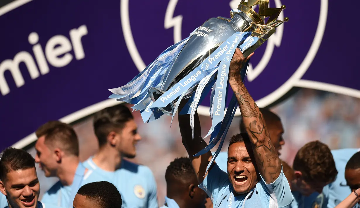 Bersama Manchester City yang diperkuatnya selama 2 musim usai didatangkan dari Real Madrid dengan nilai transfer 30 juta euro pada awal musim 2017/2018, Danilo mampu menjuarai Premier League selama dua musim berturut-turut di musim 2017/2018 dan 2018/2019. Dalam dua musim tersebut ia total tampil dalam 34 laga di Liga Inggris dengan torehan 4 gol dan 1 assist. (AFP/Oli Scarff)