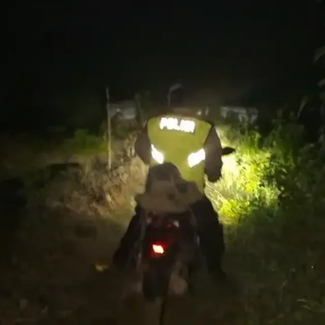 Polisi membantu evakuasi Arif Irawan, pemudik yang nyasar masuk hutan usai mengikuti arahan Google Maps