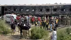 Tentara Pakistan memeriksa kereta yang hangus akibat terbakar di Liaquatpur, Pakistan (31/10/2019). Kebakaran besar melanda tiga gerbong kereta yang bepergian di provinsi Punjab timur negara itu. (AP Photo/Siddique Baluch)