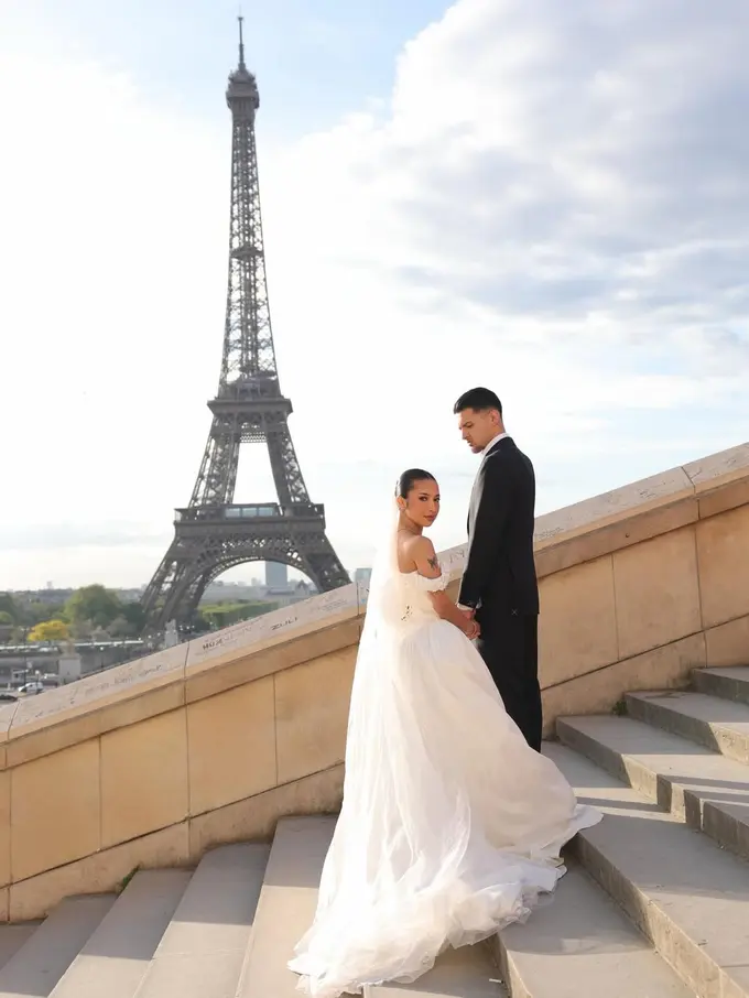 Berlatar Menara Eiffel, Jennifer Copen dan Justin Hubner Tampil Serasi dalam Busana Pengantin Klasik di Paris