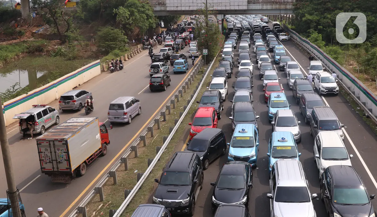Sejumlah kendaraan terjebak kemacetan panjang di tol yang mengarah ke Bandara Soekarno-Hatta (Soetta), Tangerang, Banten, Selasa (10/11/2020). Kemacetan terjadi karena adanya penyambutan kepulangan pimipinan Front Pembela Islam (FPI) Rizieq Shihab. (Liputan6.com/Angga Yuniar)