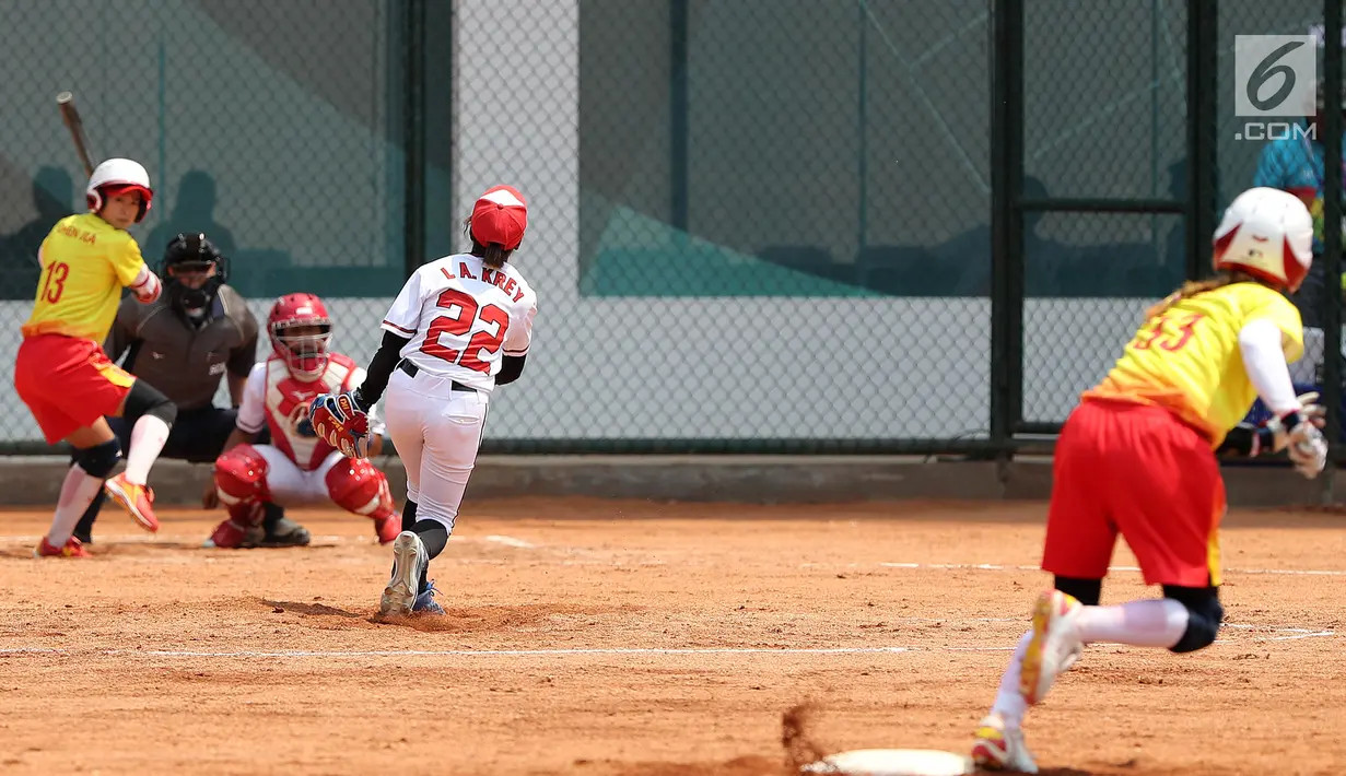 Atlet softball Indonesia, Krey Lidia Anna melempar bola pada pertandingan Grup A softball Asian Games 2018 melawan China di Lapangan Softball GBK, Senayan, Jakarta, Minggu (19/8). Indonesia kalah telak telak atas China 0-14. (Liputan6.com/Fery Pradolo)