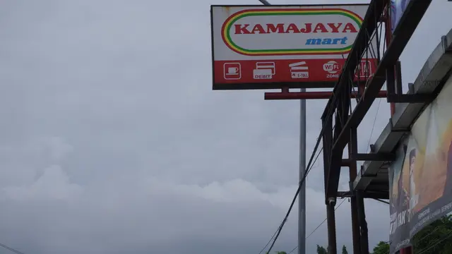 Kamajaya Mart yang berada di jalan masuk utama Desa Kemudo.