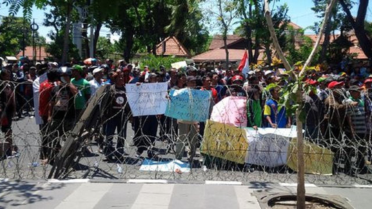 Demo di KPU Surabaya, massa desak calon tunggal Risma-Wisnu disahkan