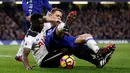 Pemain Chelsea, Nemanja Matic (kanan), berebut bola dengan pemain Tottenham Hotspur, Victor Wanyama, pada laga pekan ke-13 Premier League di Stadion Stamford Bridge, Sabtu (26/11/2016). (Reuters/Stefan Wermuth)