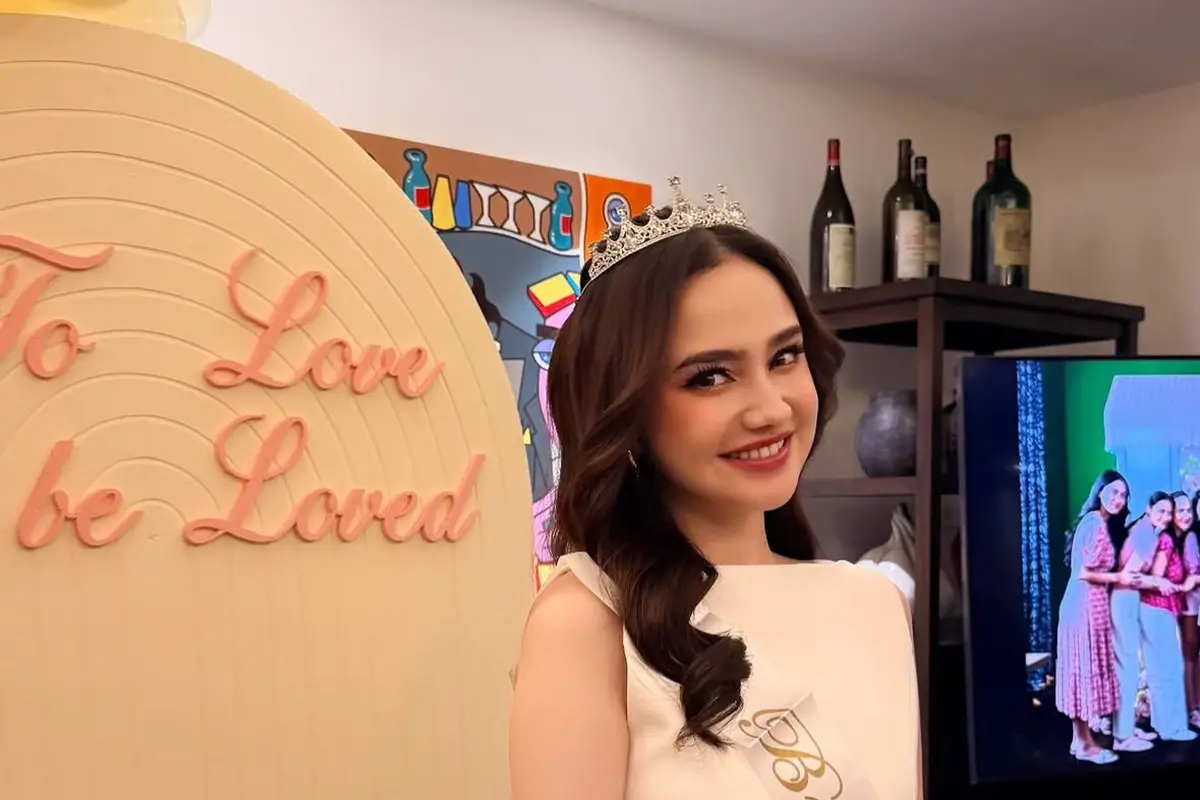 Syifa Hadju Dapat Kejutan Bridal Shower pakai mahkota. [@kesharatuliu05]