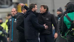 Pelatih Napoli, Antonio Conte bereaksi setelah menerima kartu merah dalam laga Serie A antara Inter Milan vs Napoli di Giuseppe Meazza, 12 Januari 2026. (AP Photo/Luca Bruno)