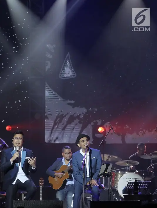 Penyanyi Adera duet bersama Glenn Fredly dalam konser 'Harmonia: Titik Balik' di Balai Sarbini, Jakarta, Kamis (14/2).  Adera  dan Glenn silih berganti akan menghibur penonton yang hadir dengan suara dan kisah-kisah pribadi. (Fimela.com/ Bambang E. Ros)