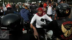 Menteri Sosial Khofifah Indar Parawansa menyalami para peserta Parade Kebangsaan di Taman Makam Pahlawan Kalibata, Jakarta, Minggu, (1/11/2015). Ratusan motor dan mobil mengikuti parade ini. .(Liputan6/JohanTallo)
