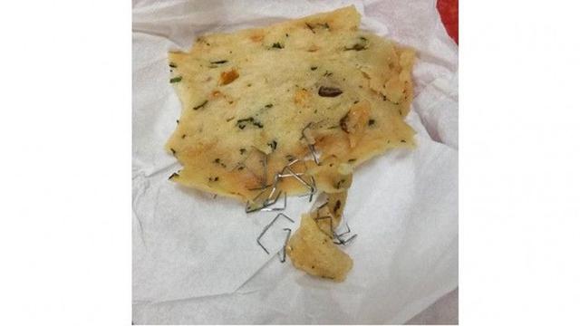 7 Potret Kocak Benda Aneh dalam Gorengan Ini Bikin Gagal Buka Puasa