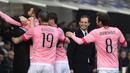 Para Pemain Juventus, merayakan gol Andrea Barzagli saat melawan Atalanta pada lanjutan Serie A 2015-2016  di Stadion Atleti Azzurri d'Italia, Minggu (6/3/2016) malam WIB. (AFP/Olivier Morin)