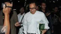 Kepala Kantor Wilayah DKI Jakarta Khusus dari Direktorat Jenderal Pajak, Muhammad Haniv usai diperiksa di gedung KPK, Jakarta, Kamis (1/12). Haniv di periksa KPK terkait kasus dugaan suap PT. E.K Prima Ekspor Indonesia. (Liputan6.com/Helmi Affandi)