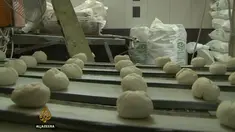 "Aku menunggu 4 jam untuk 50 potong roti untuk keluargaku. Aku tidak takut, karena Tuhan akan melindungiku," jelas bocah laki-laki itu.