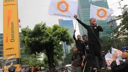 Seorang demonstran melakukan orasi saat aksi menolak PHK massal Bank Danamon, Jakarta, Jumat (28/10). Demonstran melakukan long march dari Tugu Tani ke Menara Danamon di Kawasan Kuningan .(Liputan6.com/Angga Yuniar)