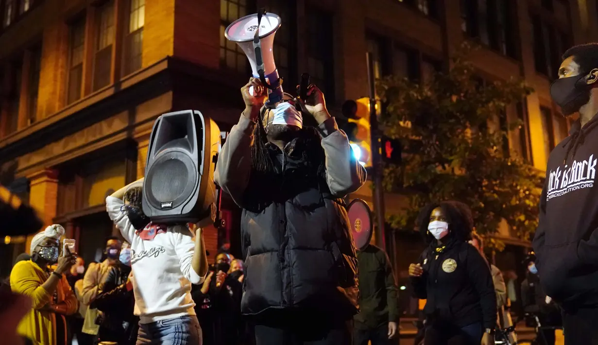Para pengunjuk rasa berbaris untuk mendesak agar semua suara dihitung setelah pemilihan presiden Amerika Serikat di Philadelphia, Rabu (4/11/2020). (AP Photo/Matt Slocum)