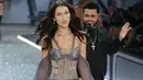 Seperti yang dilansir dari US Weekly, seorang sumber pun membuka keadaan hubungan Bella dan The Weeknd saat ini. (Elite Daily)