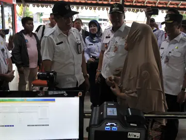 Wali Kota Jakarta Pusat Bayu Meghantara didampingi petinggi Dinas Kependudukan dan Pencatatan Sipil (Dukcapil) Jakarta Pusat saat meninjau pendataan warga pendatang baru dalam Bina Kependudukan di Rusun Petamburan, Jakarta, Rabu (26/6/2019). (merdeka.com/Iqbal S. Nugroho)