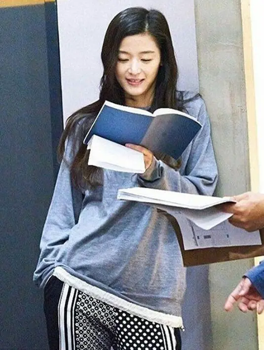 Selain itu, Tae Hyun tidak pernah terpikirkan akan bermain kembali dengan Jun Ji Hyun di serial drama yang sama setelah ‘My Sassy Girl’ beberapa waktu lalu. (Instagram/Junjihyunofficial)