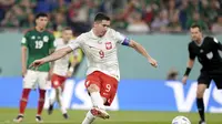 Penyerang Polandia, Robert Lewandowski, gagal menyarangkan gol ke gawang Meksiko melalui titik putih saat berlaga di Piala Dunia 2022, Selasa (22/11/2022). (AP Photo/Moises Castillo)