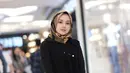 Tak hanya cantik ketika mengenakan busana kasual, Citra Monica juga tak kalah memukau dalam balutan hijab dan gamis. Beberapa foto dirinya mengenakan hijab sukses membuat banyak orang terpesona. Salah satunya OOTD-nya yang satu ini ketika jalan-jalan di mall. (Liputan6.com/Instagram/@citra_monica)