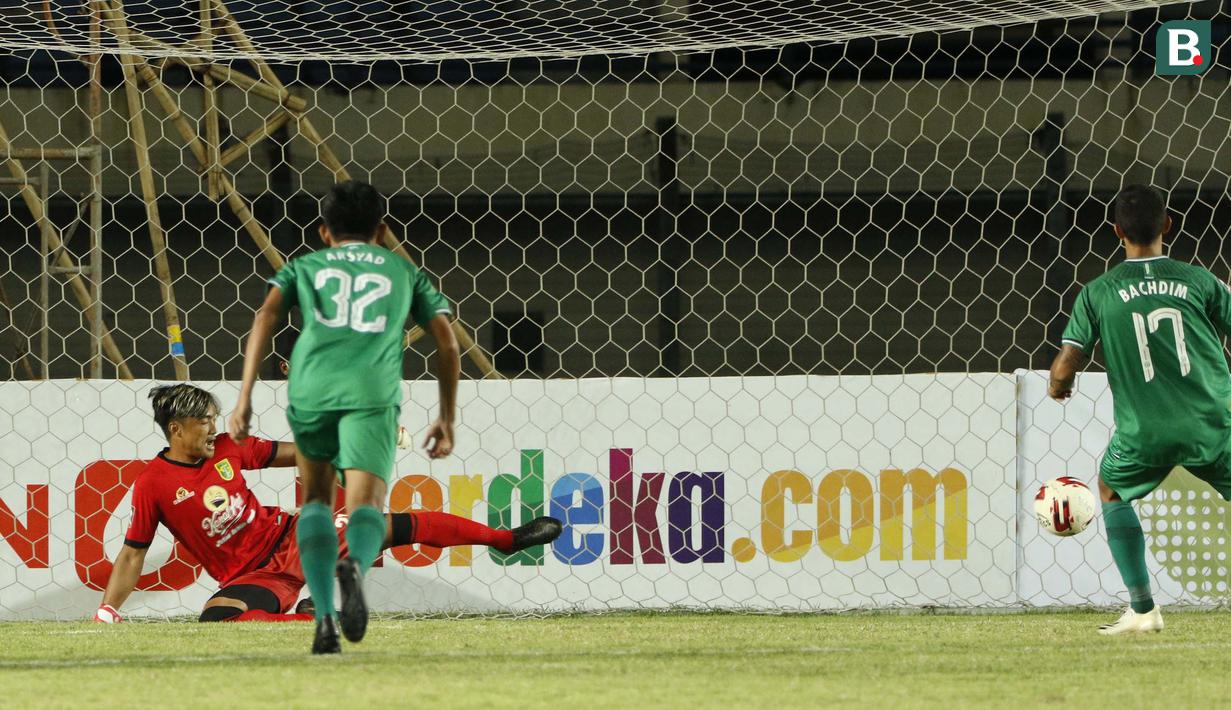 Striker PS Sleman, Irfan Bachdim (kanan) berhasil menjebol gawang Persebaya Surabaya dari titik pinalti dalam laga Grup C Piala Menpora 2021 di Stadion Si Jalak Harupat, Bandung, Rabu (7/4/2021). PS Sleman menang 1-0 atas Persebaya. (Bola.com/Ikhwan Yanuar)
