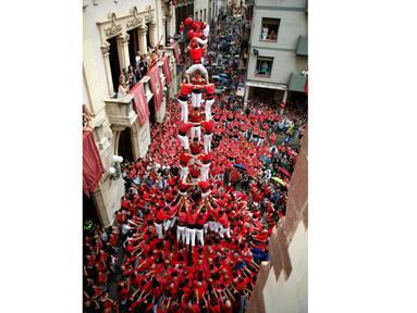 Castellers Colla Vella dels Xiquets de Valls membentuk menara manusia di Spanyol, Selasa (24/6/14) waktu setempat. (REUTERS/Albert Gea)