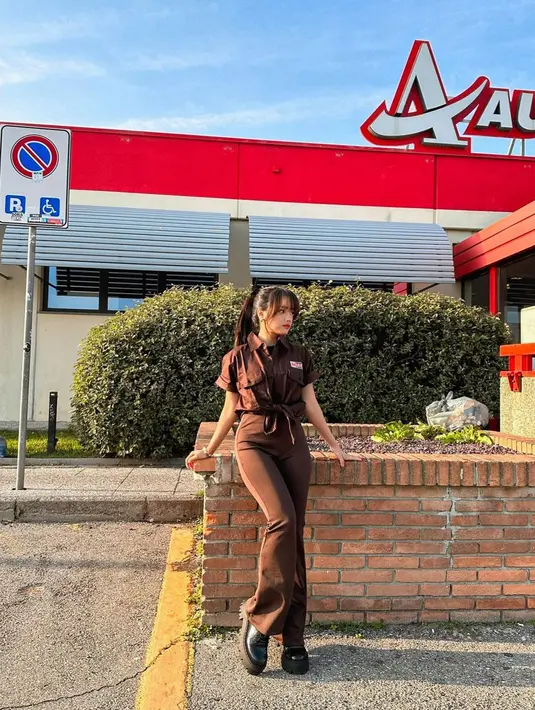 Fuji tampil dengan mengikat rambutnya ke belakang dengan gaya high-bun, menyisakan poninya yang rata di depan. [Foto: Instagram/fuji_an]