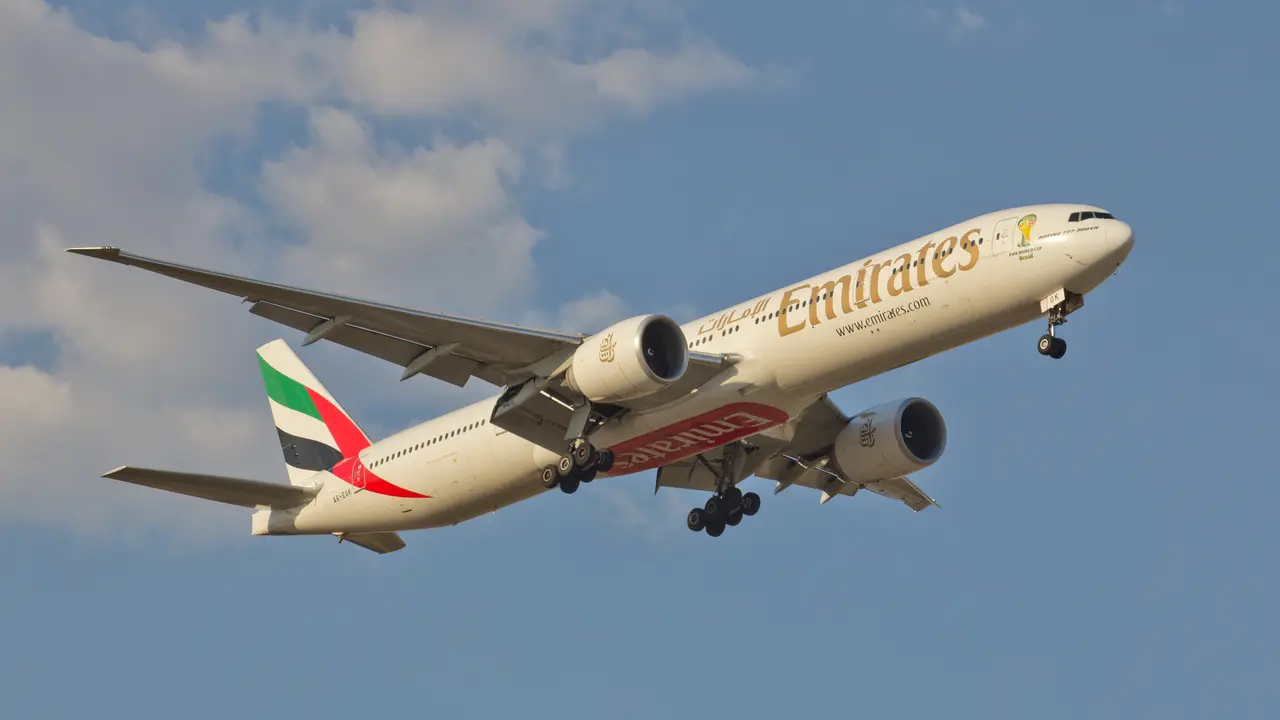 Pesawat Fly Emirates (Wikimedia Commons)