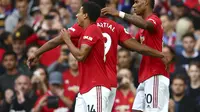 Marcus Rashford mendapatkan ucapan selamat dari rekan-rekannya usai cetak gol untuk MU  (AP Photo/Dave Thompson)