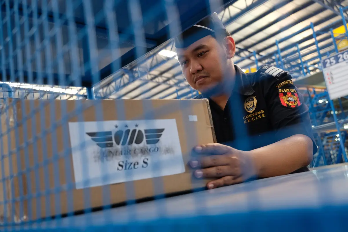 Setiap barang yang dikirim dari luar negeri, baik yang kita belanjakan atau dapatkan sebagai hadiah, akan diperlakukan sebagai barang impor. Pelayanan dan pengawasan barang impor ini pun menjadi tanggung jawab Bea Cukai (Istimewa)