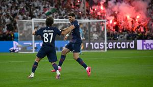 Pemain Paris Saint-Germain (PSG) merayakan keberhasilan mereka mengalahkan Arsenal melalui drama adu penalti di final Liga Champions 2025/2026 di Puskas Arena, Hungaria, Sabtu (30/5/2026). (AP Photo/Denes Erdos)