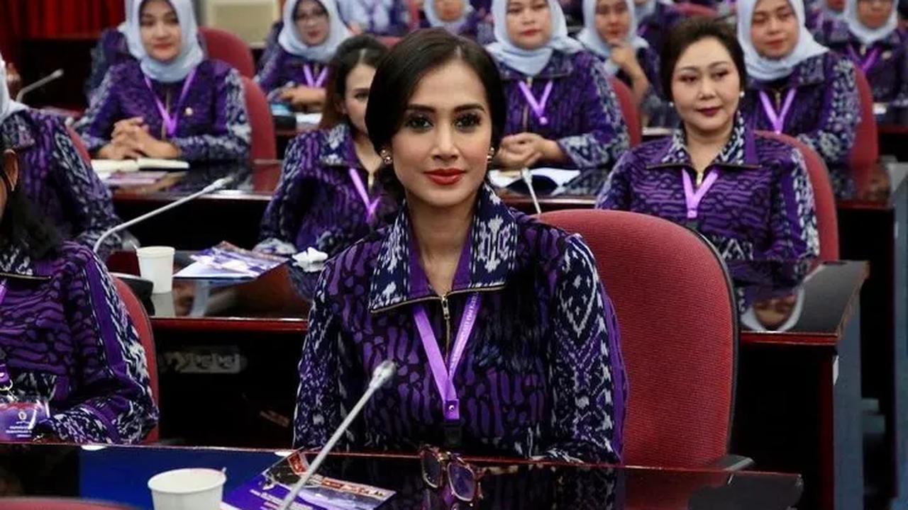 Penampilan Diah Permatasari yang mengenakan seragam bikin salfok. Potretnya dipuji begitu cantik.<br>