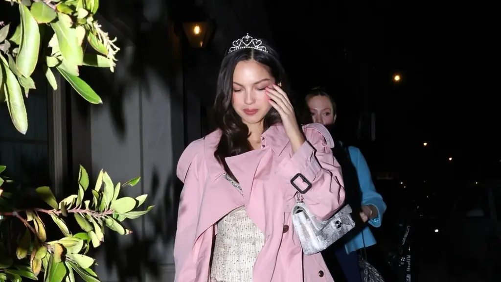 Penyanyi sekaligus aktris ini terlihat keluar untuk merayakan hari spesialnya di Los Angeles dengan gaya yang langsung mencuri perhatian yang feminin, playful, sekaligus bernuansa nostalgia Y2K. [@whowhatwear].