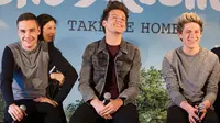Personel One Direction, Louis Tomlinson (dua dari kiri) dalam sebuah acara di Tokyo (18/1/2016). Tomlinson bersaing dengan beberapa pesohor lain untuk membuat lagu tema timnas Inggris di Euro 2016.  (EPA/Christopher Jue)